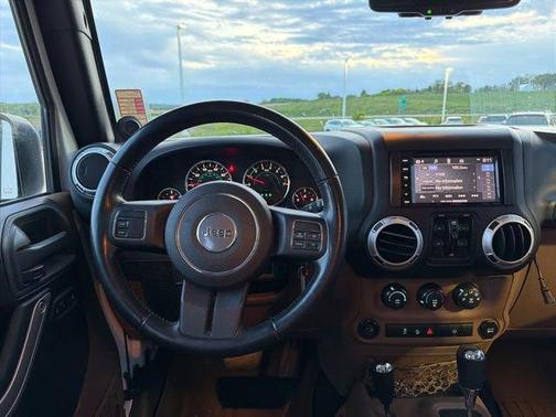 Bright White Clearcoat 2014 Jeep Wrangler Unlimited Sahara