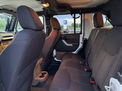 Bright White Clearcoat 2014 Jeep Wrangler Unlimited Sahara