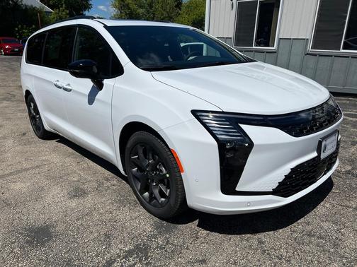 Bright White Clearcoat 2027 Chrysler Pacifica Limited