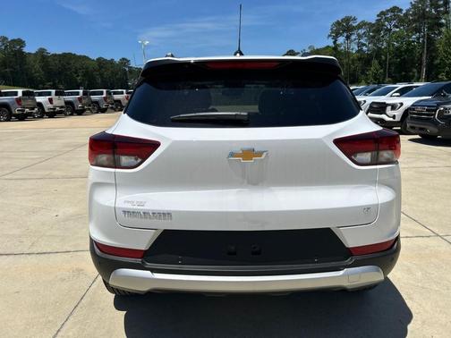 Summit White 2026 Chevrolet Trailblazer LT
