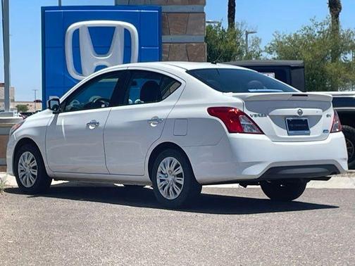 Cloud White 2016 Nissan Versa 1.6 SV