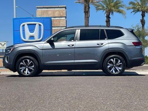 Platinum Gray Metallic 2025 Volkswagen Atlas 2.0T SE