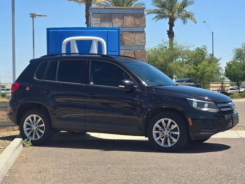 Deep Black Pearl Effect 2017 Volkswagen Tiguan Limited 2.0T