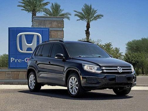 Deep Black Pearl Effect 2017 Volkswagen Tiguan Limited 2.0T