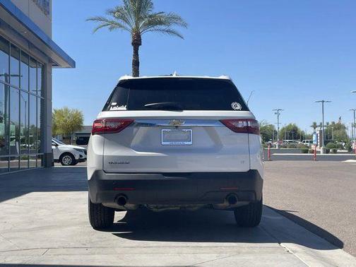 Iridescent Pearl Tricoat 2018 Chevrolet Traverse LT Cloth