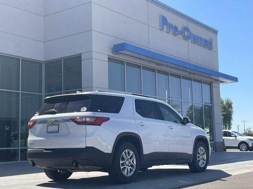 Iridescent Pearl Tricoat 2018 Chevrolet Traverse LT Cloth