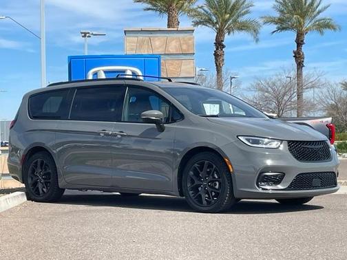 2023 Chrysler Pacifica Touring-L
