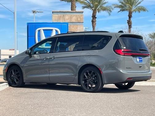 2023 Chrysler Pacifica Touring-L