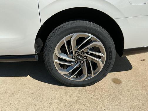 White Metallic 2025 Lincoln Navigator Reserve