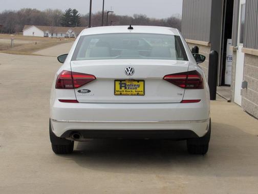 Photo 5 of 26 of 2018 Volkswagen Passat 2.0T SE