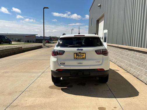 White Clearcoat 2018 Jeep Compass Latitude
