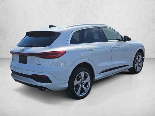 Glacier White Metallic 2025 Audi Q5 Premium Plus TFSI quattro S tronic