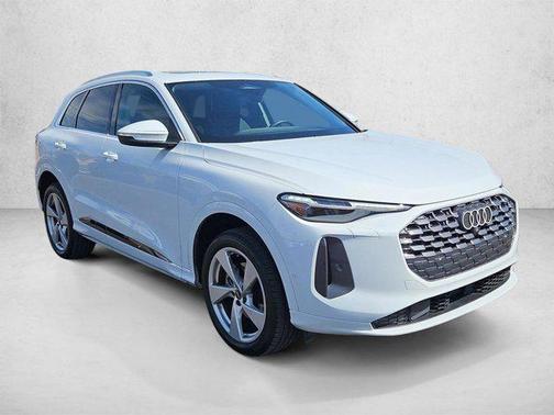 Glacier White Metallic 2025 Audi Q5 Premium Plus TFSI quattro S tronic