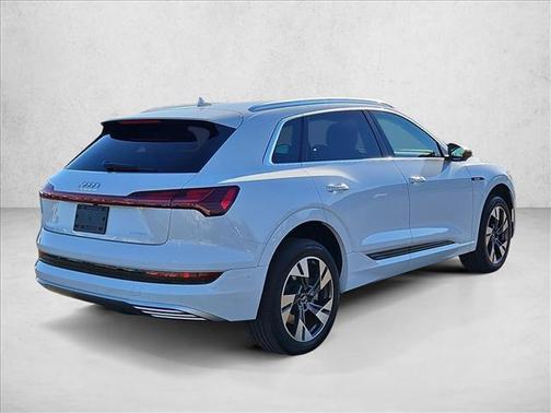 2022 Audi e-tron Premium Plus