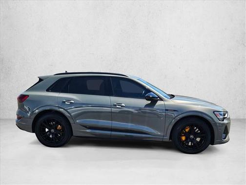 Chronos Gray 2023 Audi e-tron Premiumwe