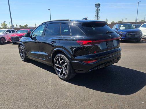 Mythos Black Metallic 2027 Audi SQ6 e-tron Premium Plus