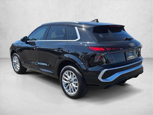 Mythos Black Metallic 2026 Audi Q3 TFSI quattro S tronic