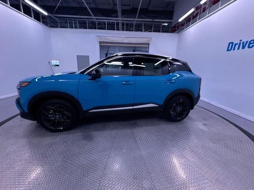 Arctic Ice Blue Metallic/Super Black 2026 Nissan Kicks SR