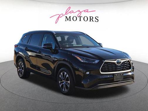 Midnight Black Metallic 2023 Toyota Highlander XLE