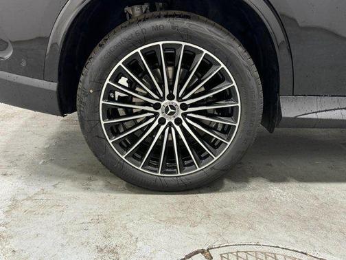 Obsidian Black Metallic 2026 Mercedes-Benz GLC 300 4MATIC