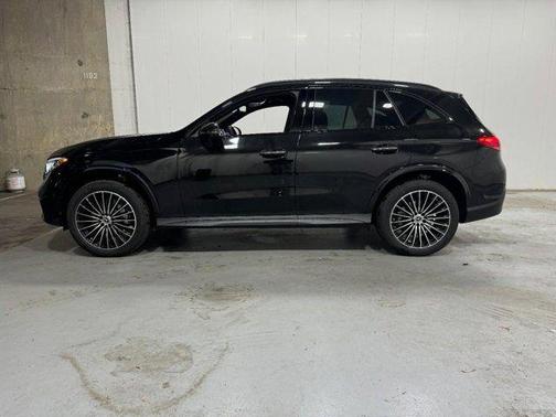Obsidian Black Metallic 2026 Mercedes-Benz GLC 300 4MATIC