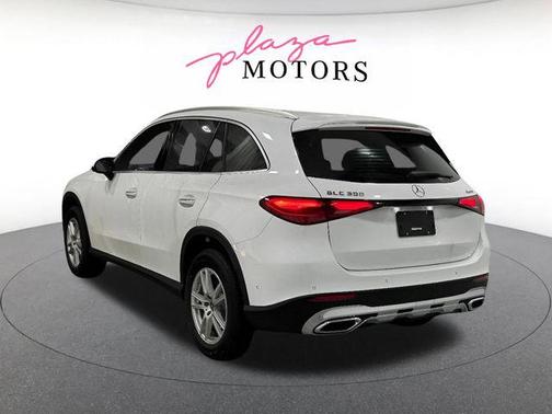 MANUFAKTUR Moonlight White Metallic 2026 Mercedes-Benz GLC 300 4MATIC