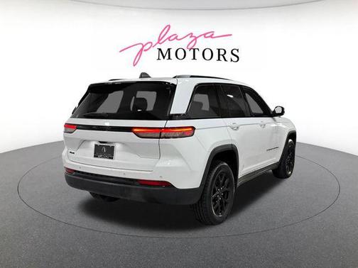 Bright White Clearcoat 2024 Jeep Grand Cherokee Altitude