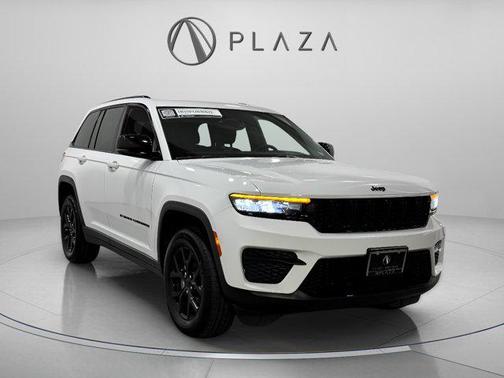 Bright White Clearcoat 2024 Jeep Grand Cherokee Altitude