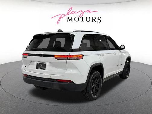 Bright White Clearcoat 2024 Jeep Grand Cherokee Altitude