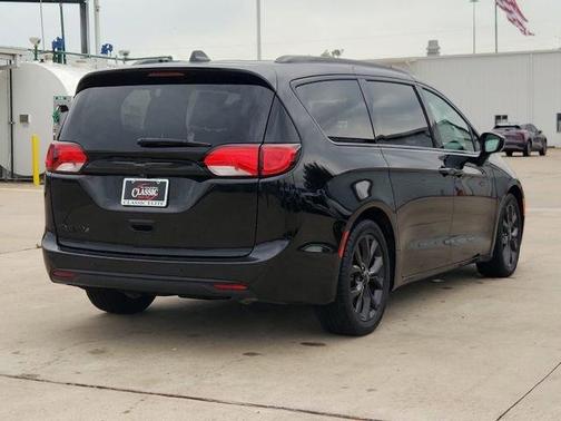 Brilliant Black Crystal Pearlcoat 2020 Chrysler Pacifica Touring-L