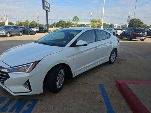 2019 Hyundai ELANTRA SE