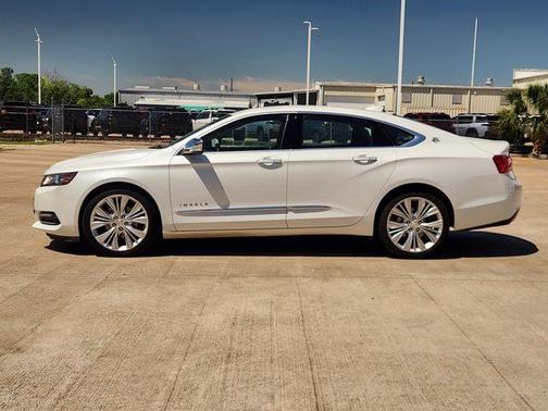 Iridescent Pearl Tricoat 2017 Chevrolet Impala Premier 2LZ