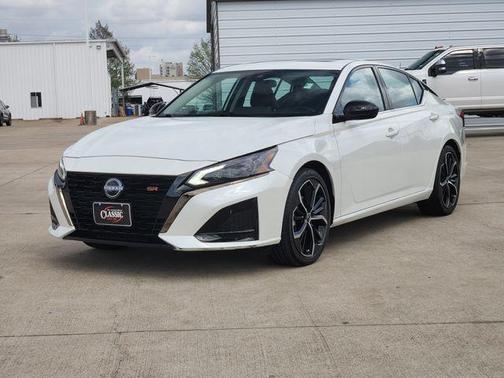 Pearl White Tri-Coat 2024 Nissan Altima 2.5 SR