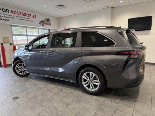 2025 Toyota Sienna XLE