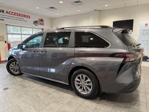 2025 Toyota Sienna LE