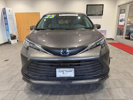 2025 Toyota Sienna LE