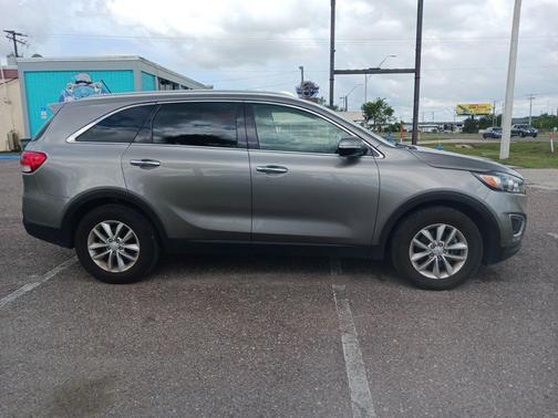 Titanium Silver 2017 Kia Sorento LX