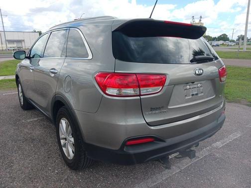 Titanium Silver 2017 Kia Sorento LX