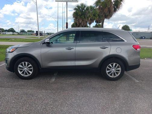 Titanium Silver 2017 Kia Sorento LX