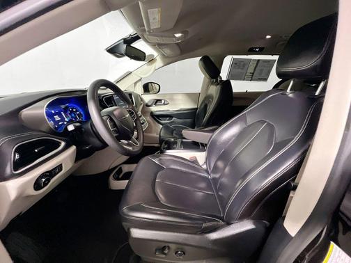 Brilliant Black Crystal Pearlcoat 2023 Chrysler Pacifica Touring L