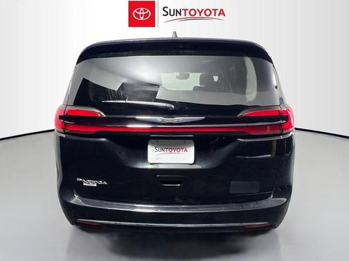 Brilliant Black Crystal Pearlcoat 2023 Chrysler Pacifica Touring L