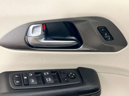 Brilliant Black Crystal Pearlcoat 2023 Chrysler Pacifica Touring L