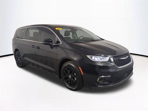 Brilliant Black Crystal Pearlcoat 2023 Chrysler Pacifica Touring L
