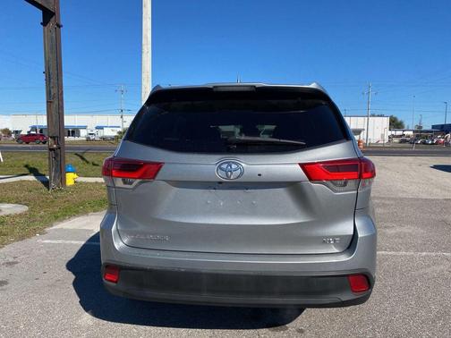 2017 Toyota Highlander SE