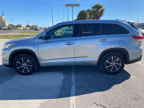 2017 Toyota Highlander SE