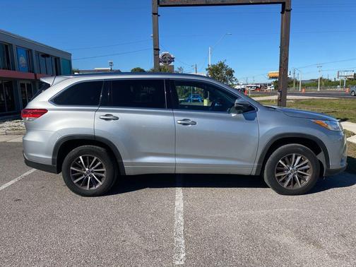 2017 Toyota Highlander SE