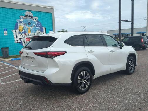 Wind Chill Pearl 2023 Toyota Highlander XLE