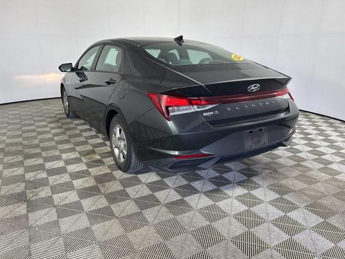 2022 Hyundai ELANTRA SE