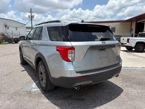 Iconic Silver Metallic 2021 Ford Explorer XLT