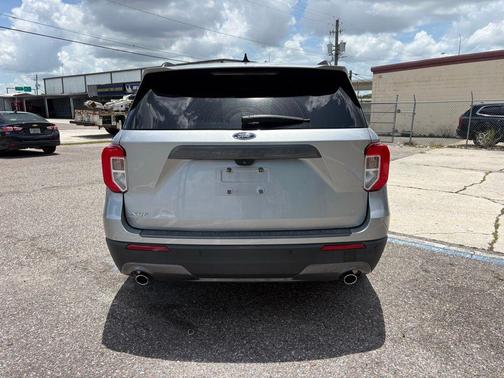Iconic Silver Metallic 2021 Ford Explorer XLT